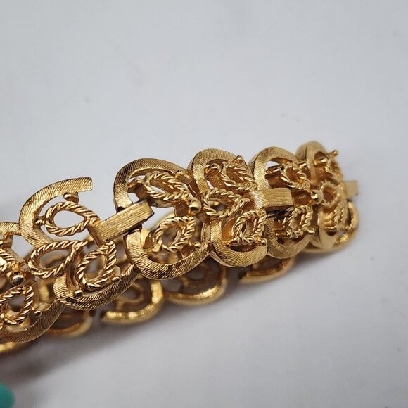Vintage Signed Crown Trifari Victorian Style Panel Link Bracelet Textured 7" - Picture 7 of 14